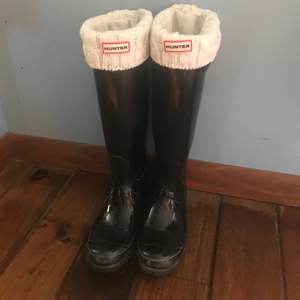 Hunter rain boots size 8 with hunter socks cream