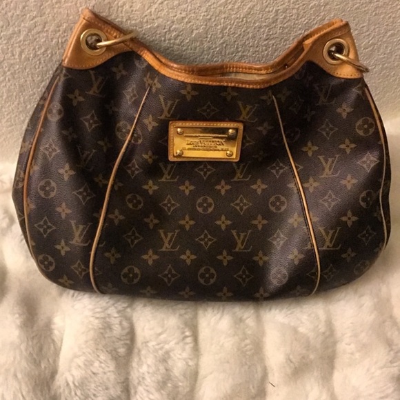 Louis Vuitton - Picture 1 of 1