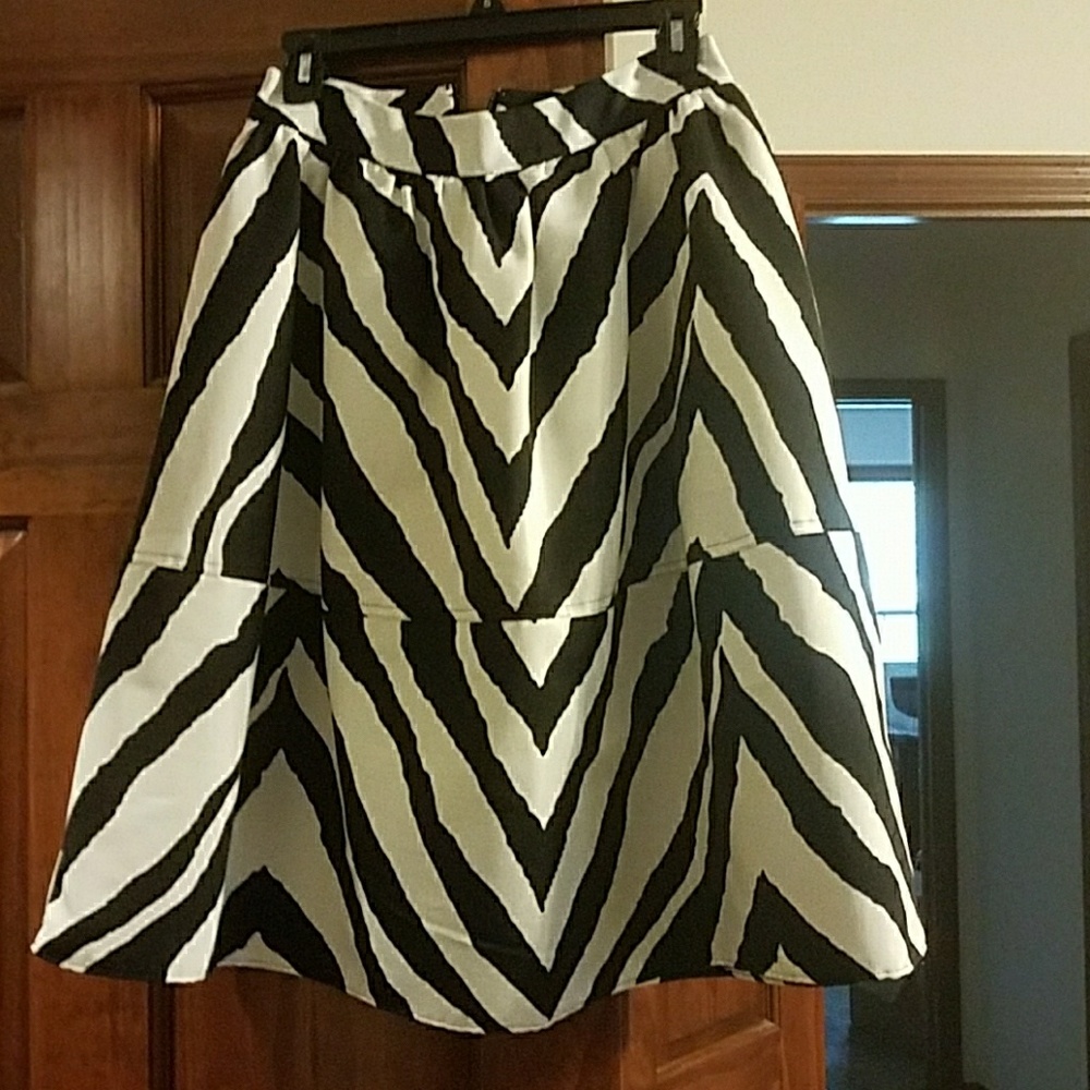 adorable black and white skirt with pockets