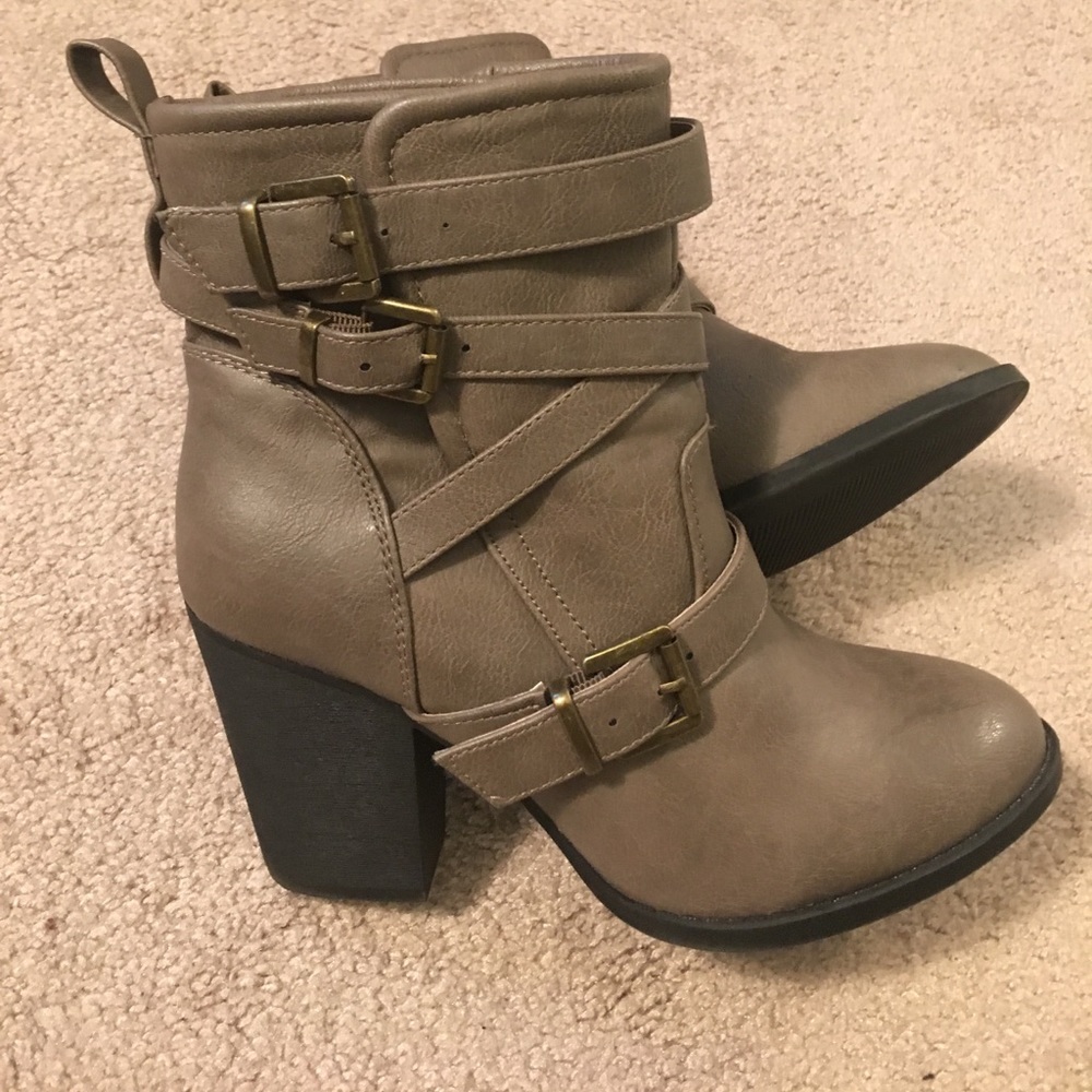 Just Fab Gray Leather Booties