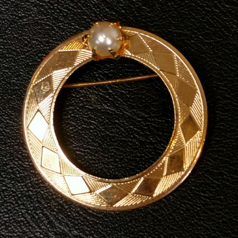 Vintage textured gold tone circle pin with pearl