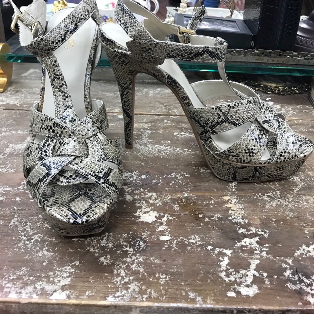 CITY STREETS size 9 t-strap strappy heels