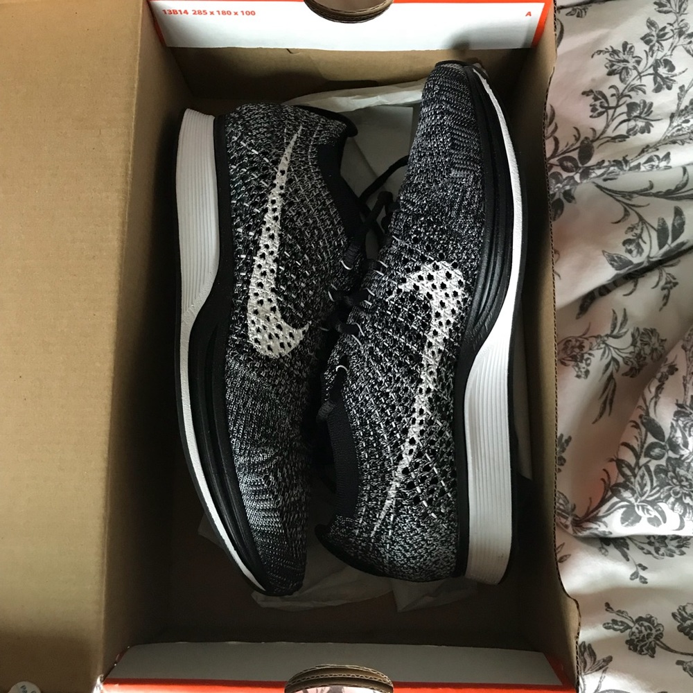 Nike flyknits (OREO)