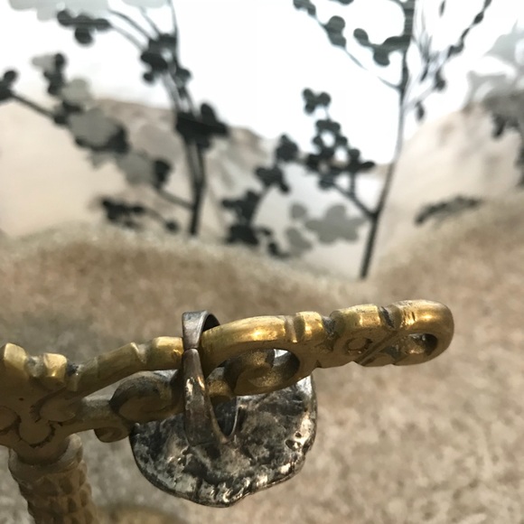 Oversized ring - Picture 2 of 2