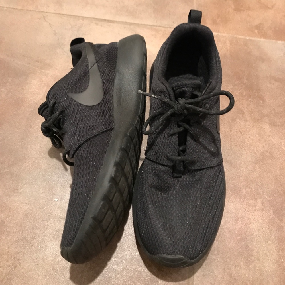 Nike Roshe One in black, size 9