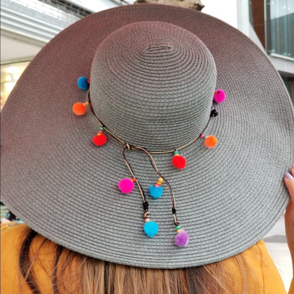 Pompom Beach hat