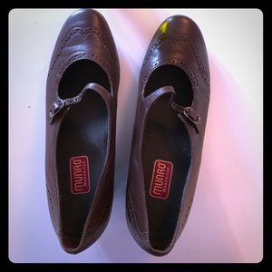 Munro women’s size 8 wide shoe w/ two inch heal.