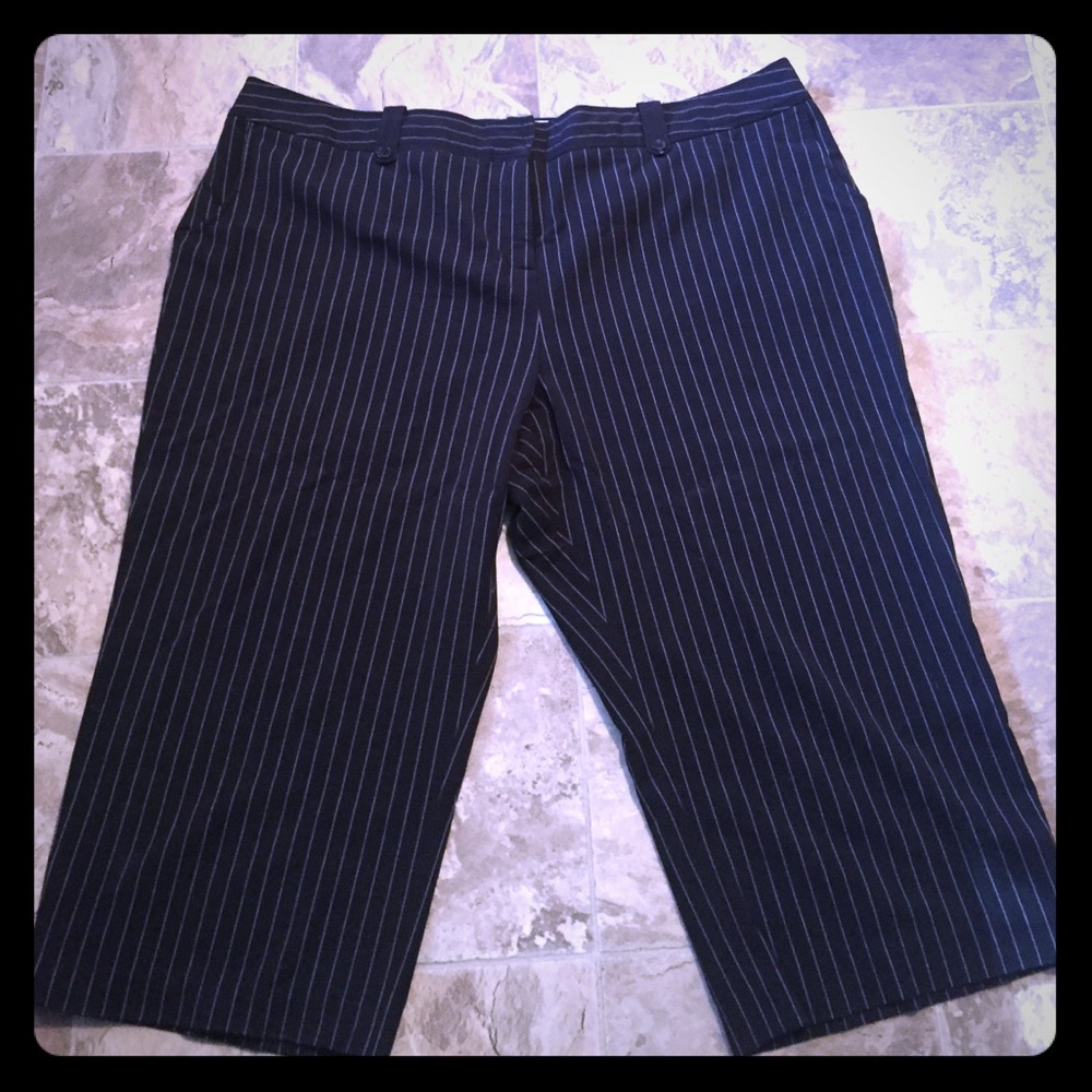 Worthington pin stripe Capri dress pant