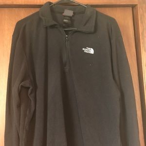 Men's Northface 1/4 zip in black.