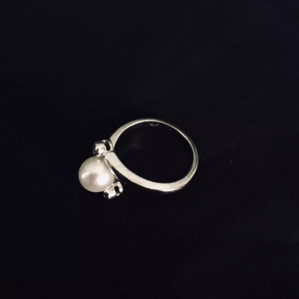 White gold with diamonds and pearl ring