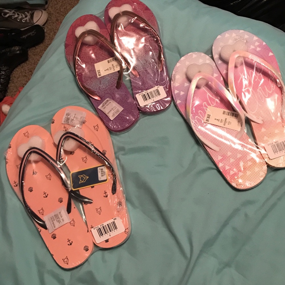 3 Pair of Aeropostale Flip flops-NEVER WORN😍
