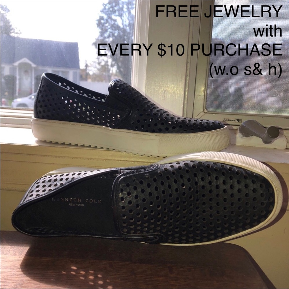 Kenneth Cole black flats/slip ons in a size 7.5