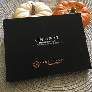 Anastasia Beverly Hills contour kit medium to tan
