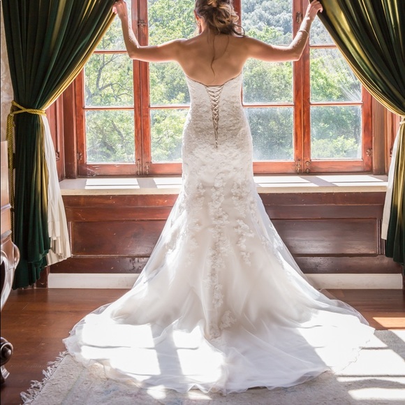 Demetrios wedding gown - Picture 1 of 3