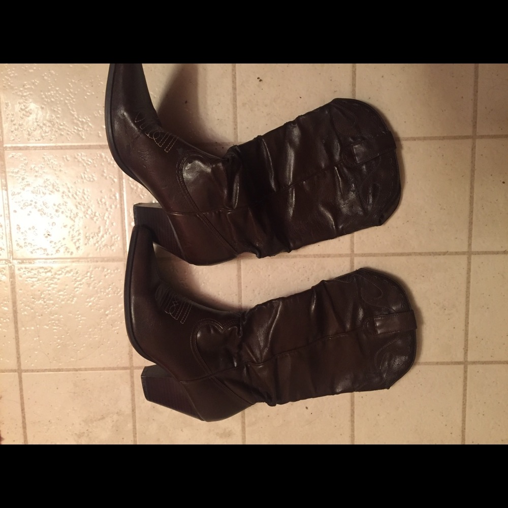 Cowboy style boot. Sz 7.5