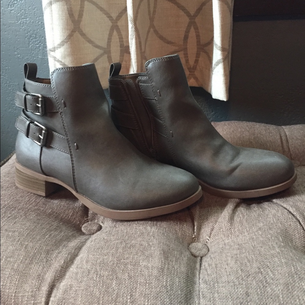 Grey side-zip booties! Great for winter! ❄️