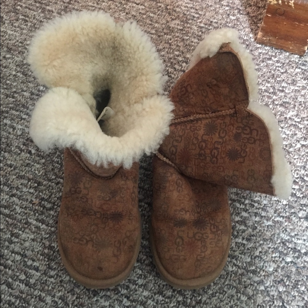Genuine UGG short boot.  Sz 6w.