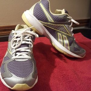 â—Źâ—ŹSOLDâ—Źâ—ŹREEBOK CROSS TRAINERS