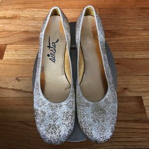 Vintage Jackie O style Brocade Metallic shoe