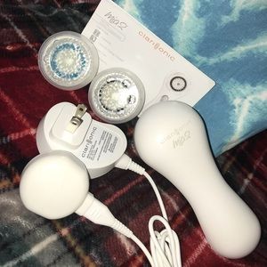 Clarisonic Mia2 cleansing system + 2 brush heads!!