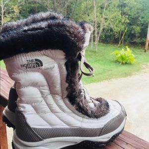 North face Boots size 3 Youth Women Size 5