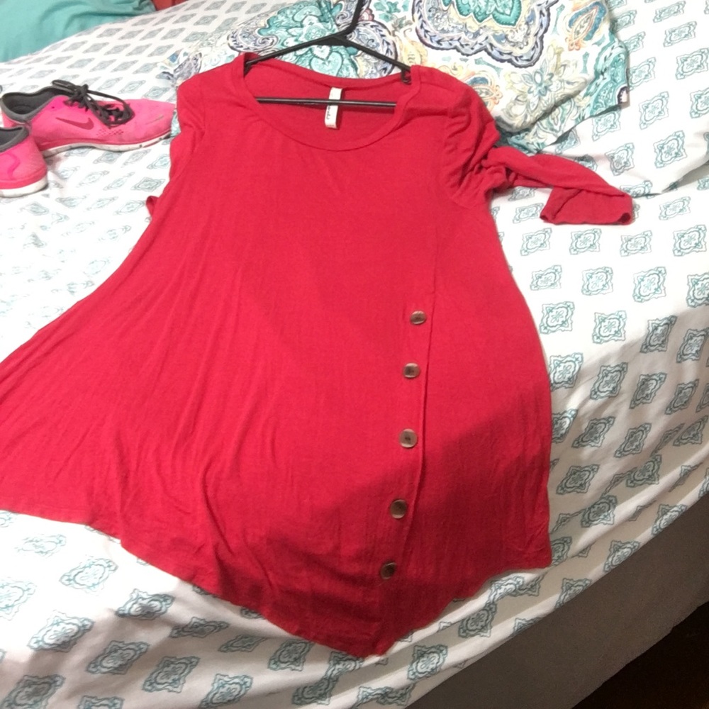 Super cute long sleeve with side buttons