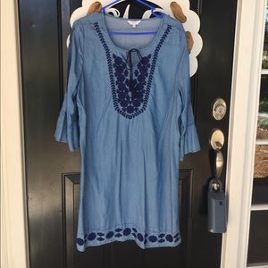 Jean patterned with blue embroidered details