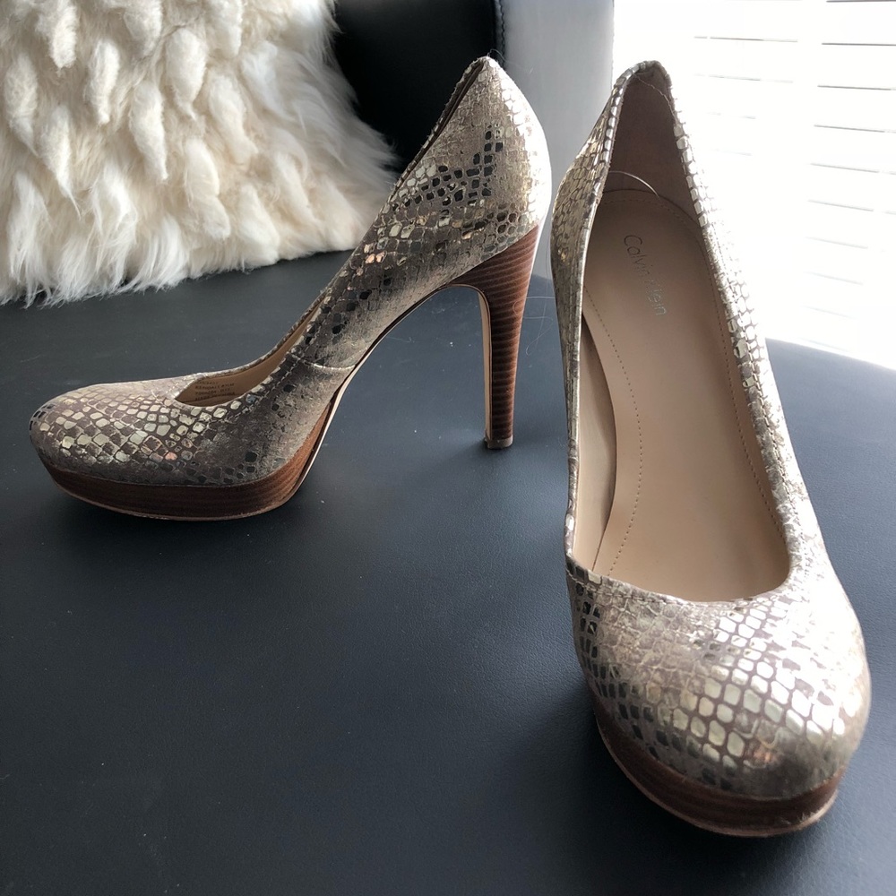 Calvin Klein metallic snake print heel!👠