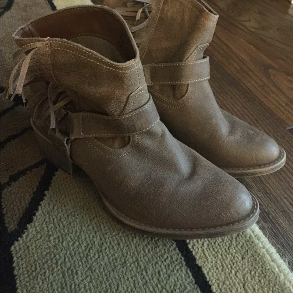 Cute booties size 6 worn a few times