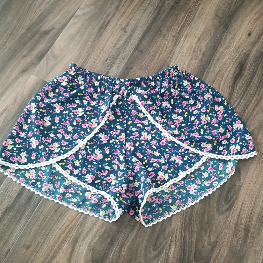 ➡️4 for $15 Sale....Floral boho shorts