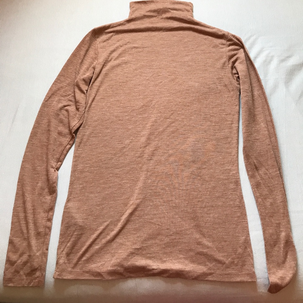 Light turtle neck
