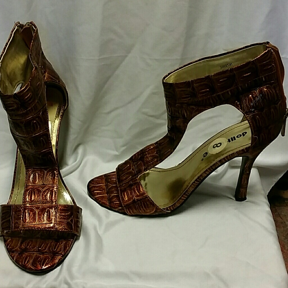 Dollhouse Copper Alligator T strap zip back heels