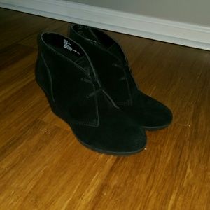 Black suede wedge booties white mountain size 8.5