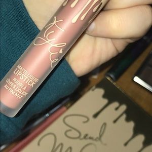 Selling the shade Bare 💄💖