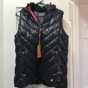 Women’s Tek Gear Puffy Vest w/ hood. New w/ Tags