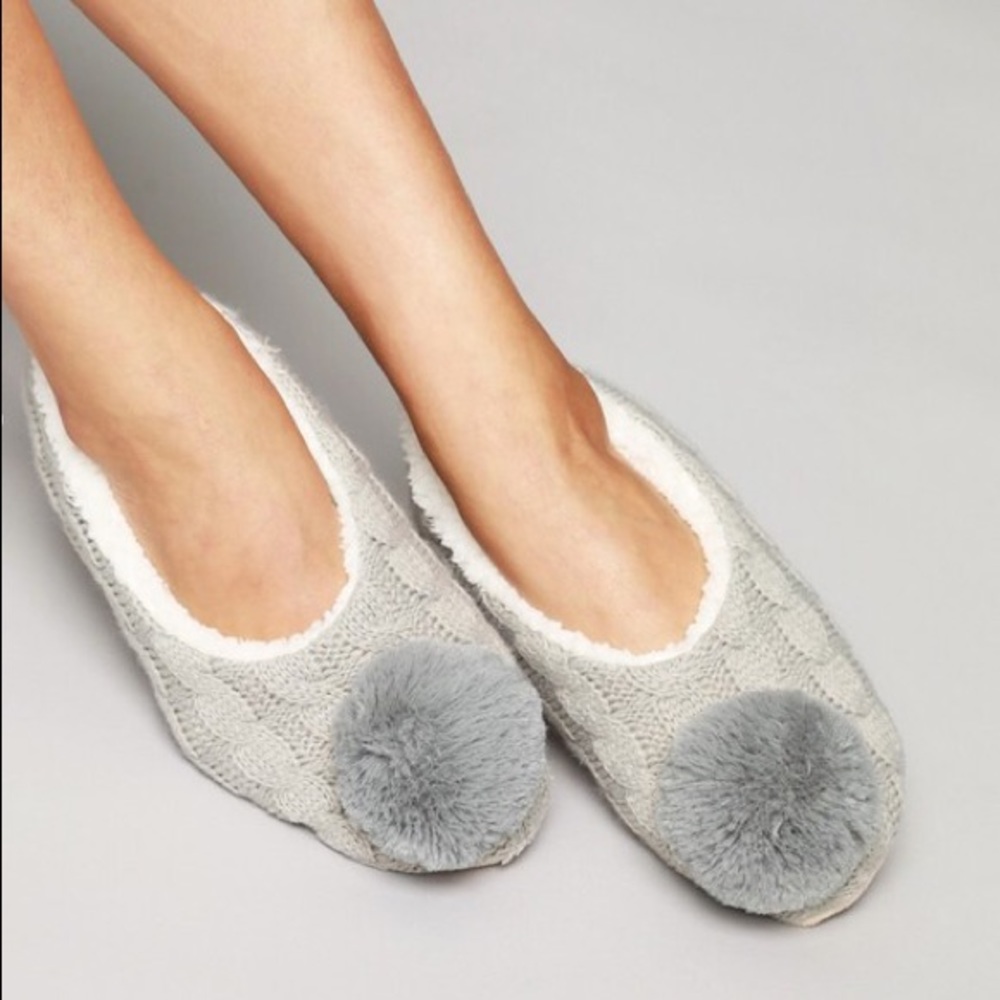 Cable knit pom slippers ❄️ - Picture 2 of 4