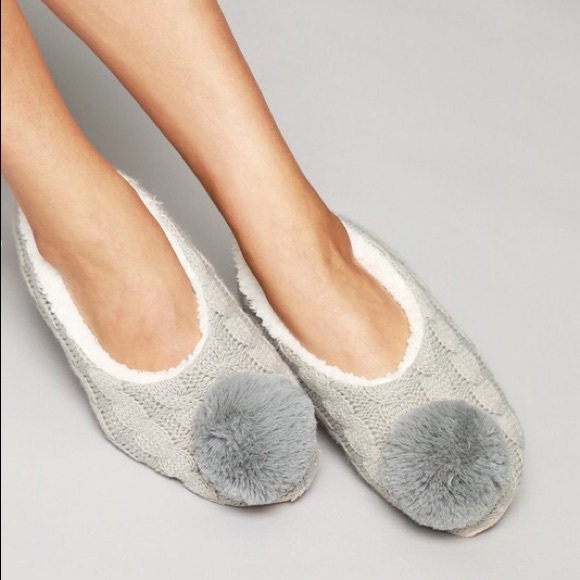 Cable knit pom slippers ❄️ - Picture 2 of 4