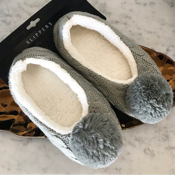 Cable knit pom slippers ❄️ - Picture 3 of 4