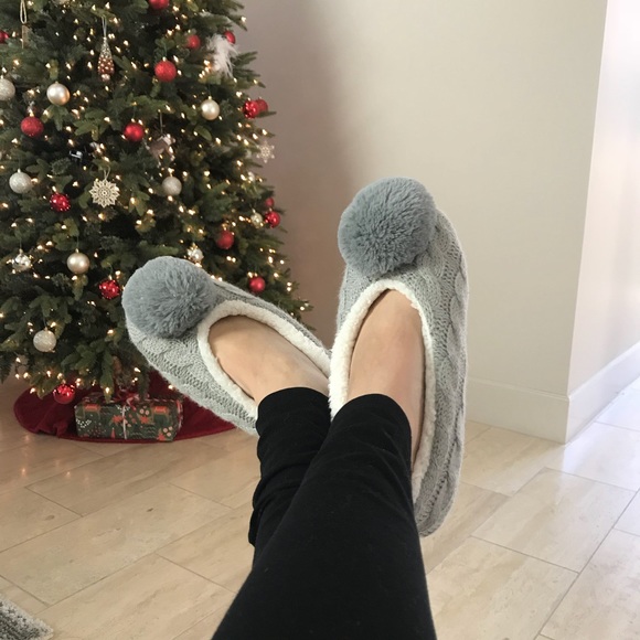 Cable knit pom slippers ❄️ - Picture 4 of 4