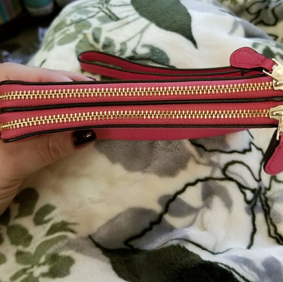 *Sold on x-post* Coach double corner zip wristlet - Picture 4 of 8