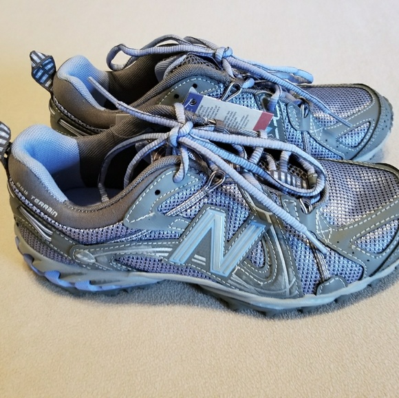 blue and gray tennis shoes