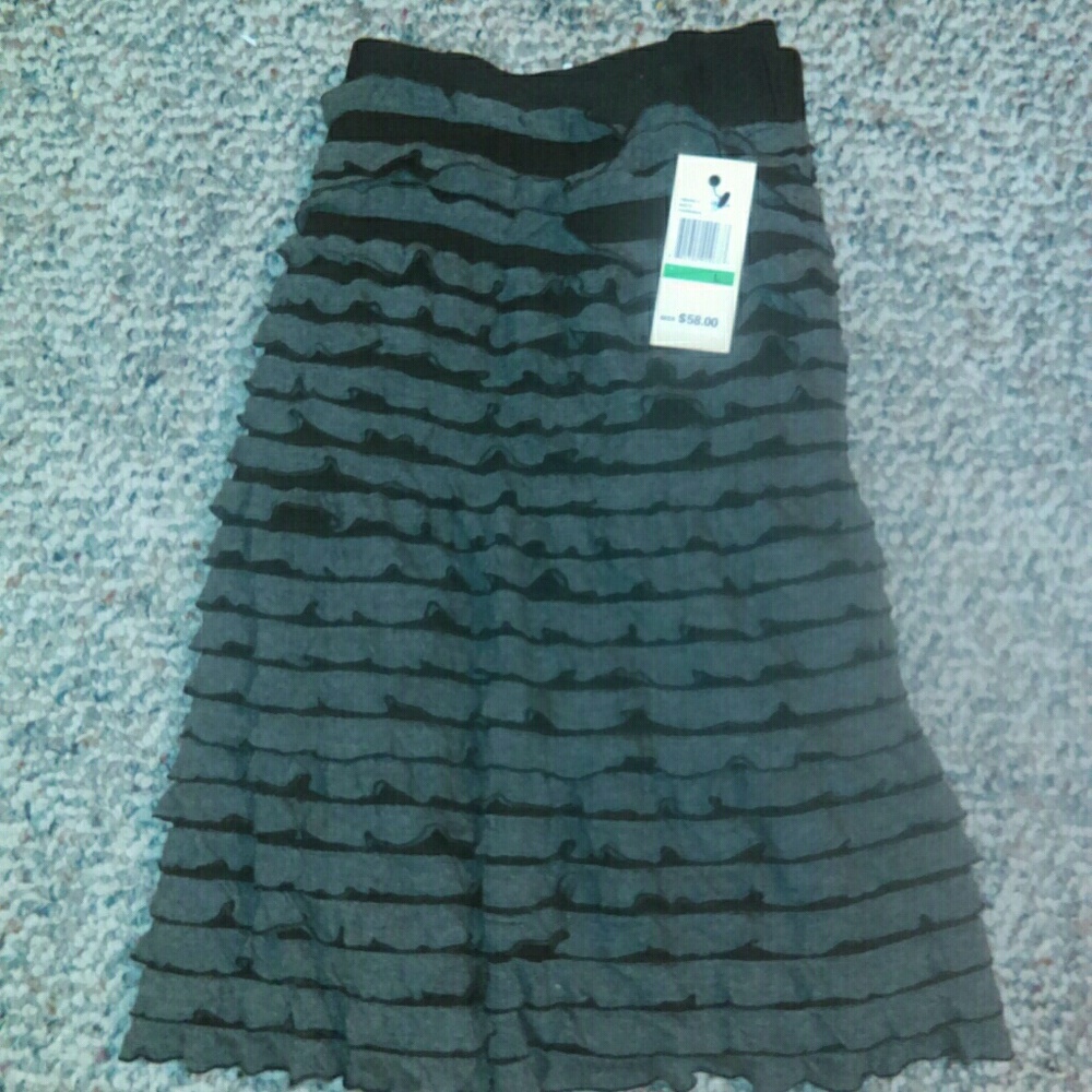 NWT Studio M Gray & Black Pleated Skirt