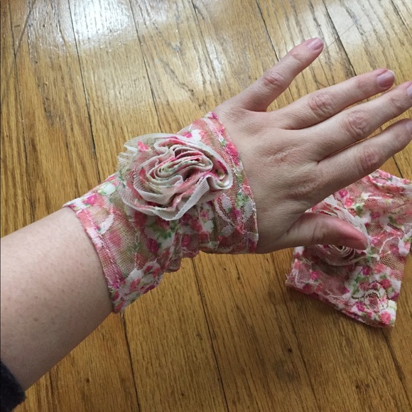Floral Lace Wrist Cuffs/ Gloves - Picture 2 of 2