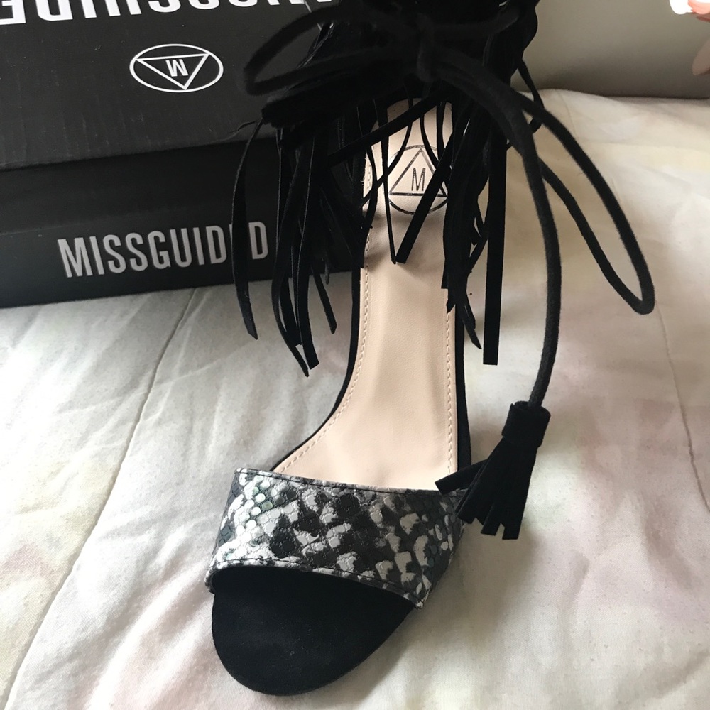Black fringe heels - Picture 4 of 7