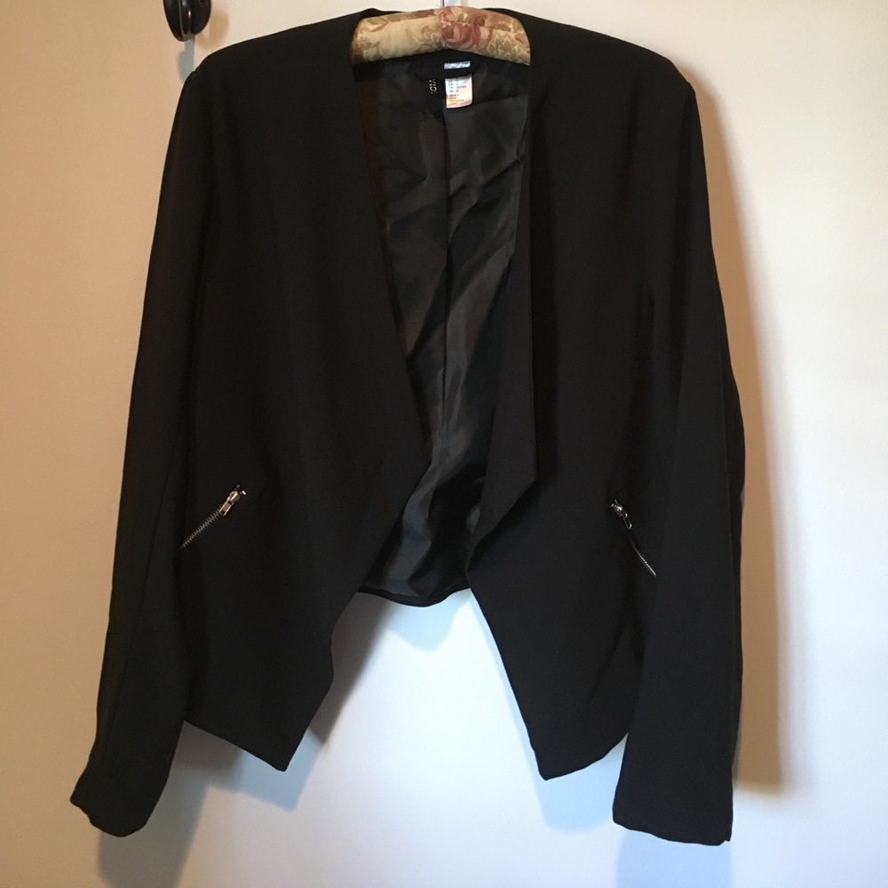 Black lined cropped blazer/jacket