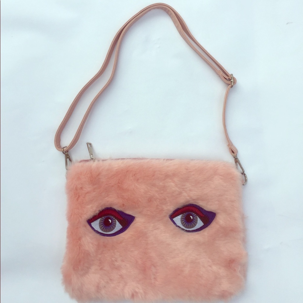 Fluffy pink ‘EYE’ bag 👁👁