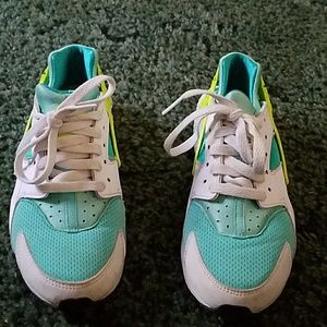 girls hurache sneakers