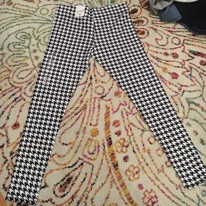 NWT Medium black and white full-length leggings!