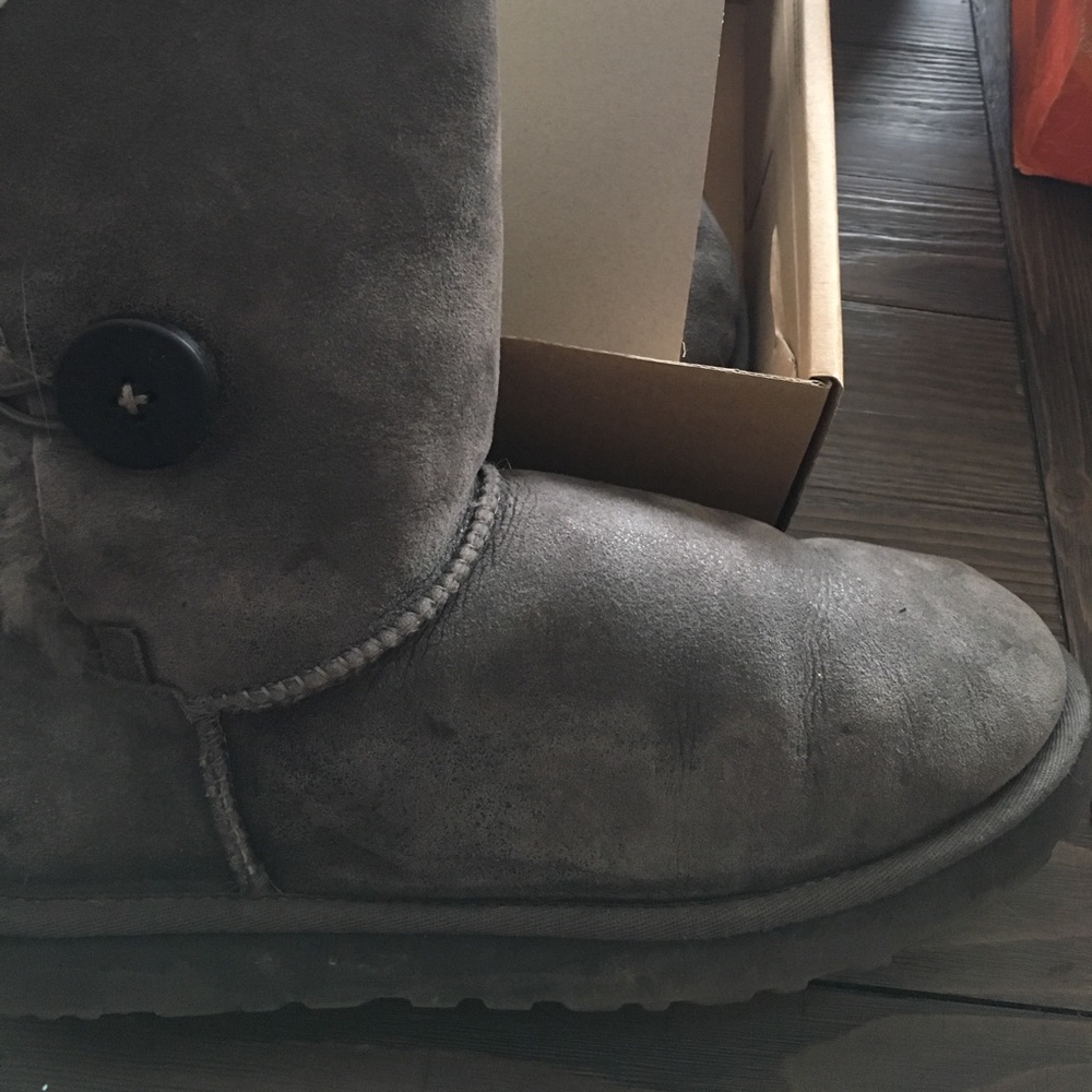 Grey bailey button Uggs
