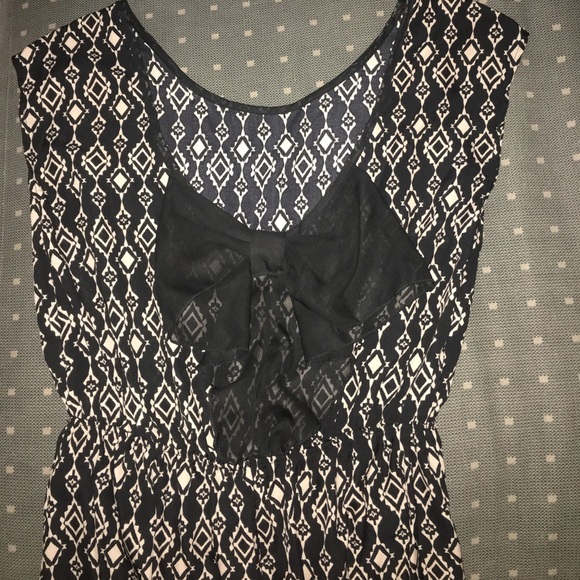 Amazing romper with Detailed sheer bow back design - Picture 2 of 4